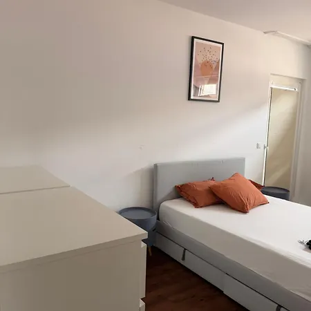 Апартаменты Luxury In Prime Location With South-facing Balcony Дюссельдорф