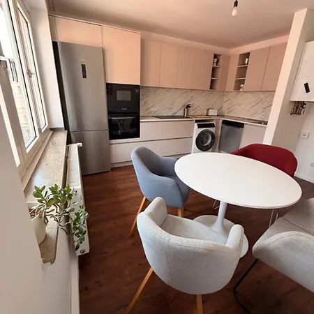 Luxury In Prime Location With South-facing Balcony *