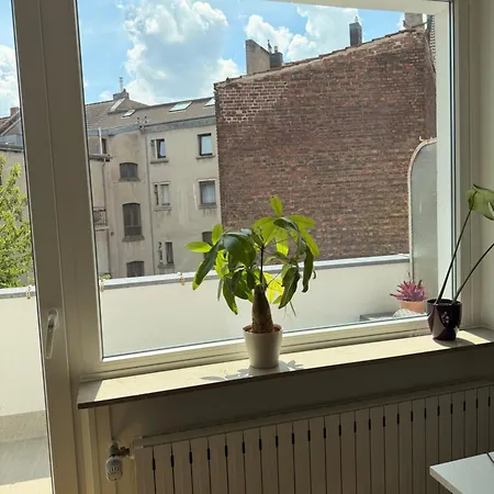 Luxury In Prime Location With South-facing Balcony *